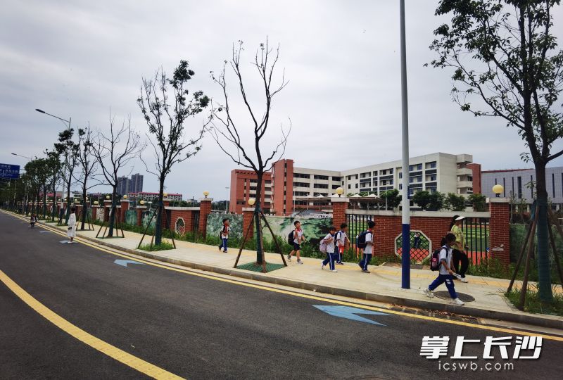 孩子们在新建的连港路上行走。  均为长沙晚报全媒体记者朱华摄