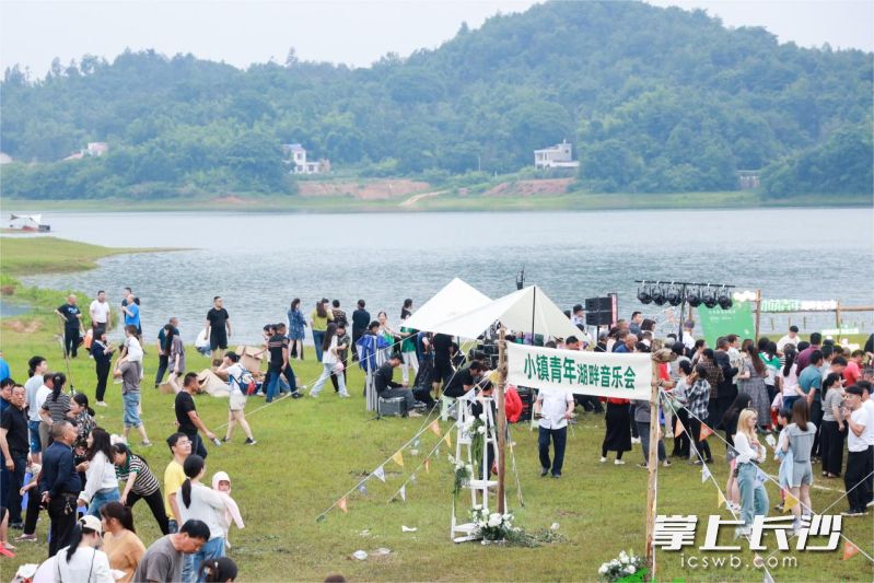 宁乡市小镇青年湖畔音乐会在坝塘镇横田湾村福洞冲水库营地拉开帷幕。