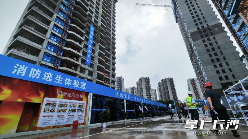 长沙市质量安全标准化示范观摩点——雨润瑞府一期建设项目。