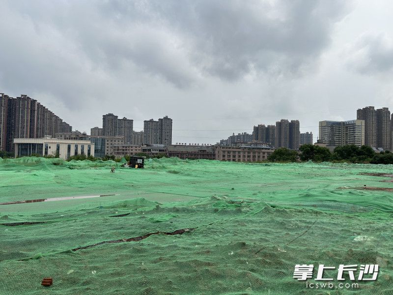 场地内的建筑垃圾已经基本清运完毕并覆盖绿网。  长沙晚报全媒体记者 匡春林 通讯员 董文佳 摄