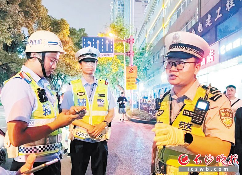 遇到市民需要帮助，天心交警大队的交警热心解答。