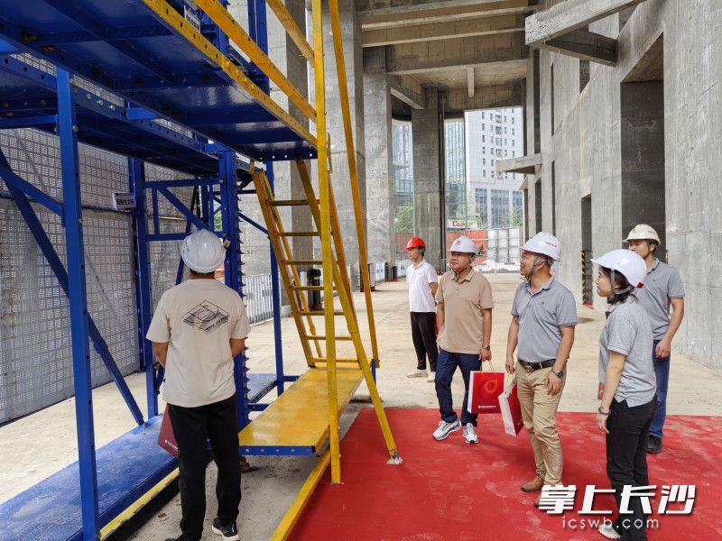 建筑从业人员在长沙市质量安全标准化示范观摩点北辰新河三角洲项目A2区项目观摩。