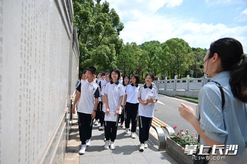 走进市人大机关大院，庄严的宪法墙吸引了学生们的注意。  均为长沙晚报通讯员张圣贺摄