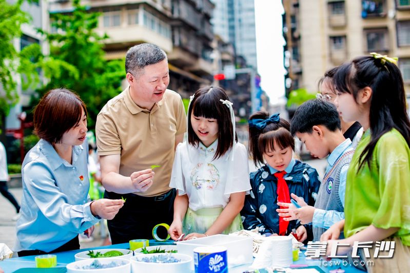 绿色狂欢节上，孩子们动手制作的绿植作品深受欢迎。  均为通讯员供图