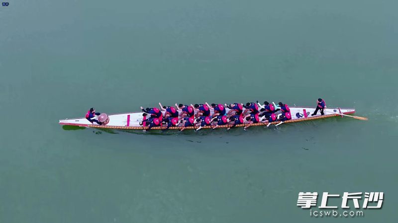 南京公安龙舟队2013年成立，由水上分局警察、辅警组成，多次代表南京市以及江苏省公安厅、公安部前卫体协参加龙舟比赛，载誉而归。 