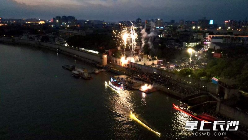 长沙市浏阳河沿岸今年首场民间组织的龙舟“收标”邀请赛在长沙县㮾梨湾陶公庙码头举行，近20条龙舟参加“收标”，上演水上“速度与激情”。 长沙县㮾梨街道 供图