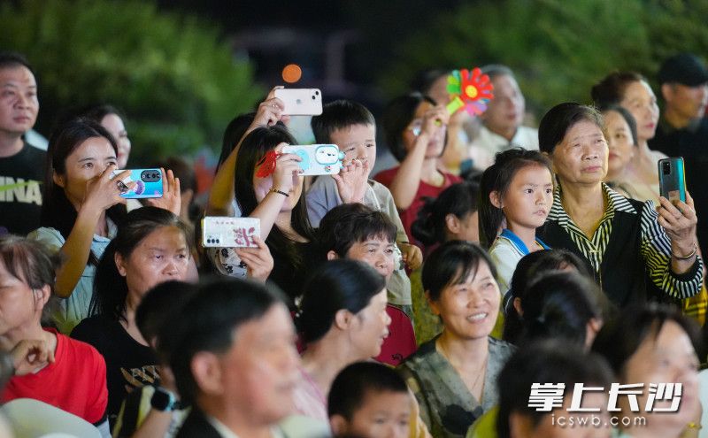 2024年长沙市“我们的节日·端午”主题活动暨望城区“端午佳节临仲夏，不负光阴幸福时”活动在望城区白沙洲街道响堂湾社区环球奥莱广场举行。 均为长晚报全媒体记者邹麟摄