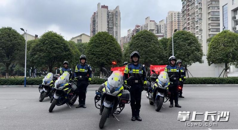 200台特警铁骑将在全市22个考点周边主要路口和重要路段不间断巡逻。 均为长沙晚报通讯员谭怡里供图