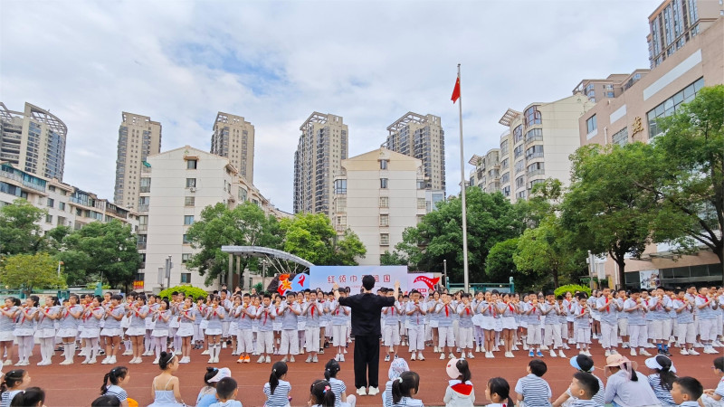 葫芦丝百人大合奏《向云端》。