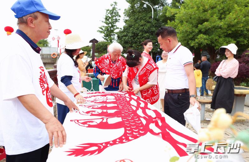 捞刀河畔赛龙舟，我们剪出一条龙舟来。  均为长沙晚报全媒体记者颜开云摄