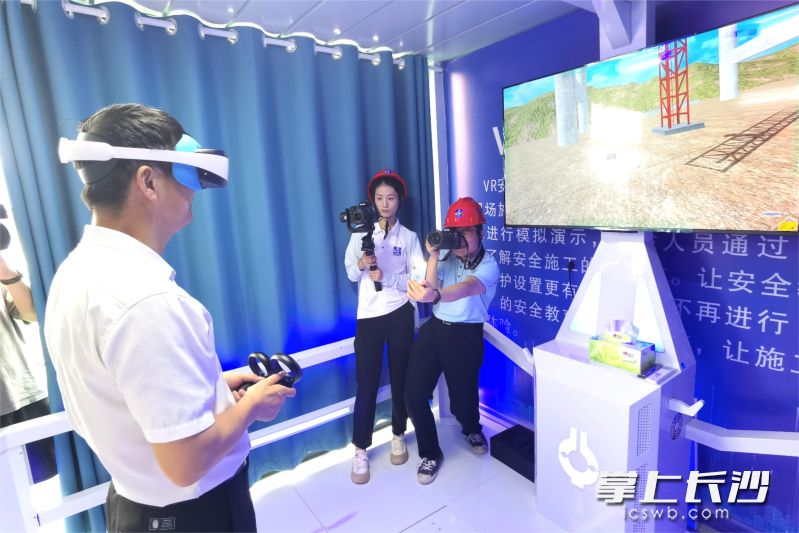 设计新颖的VR安全体验馆成为大家关注的焦点，建筑工人模拟操作犹如身临其境。