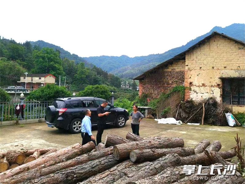 黄材镇村干部上门劝导居住在地质灾害隐患点的村民转移。