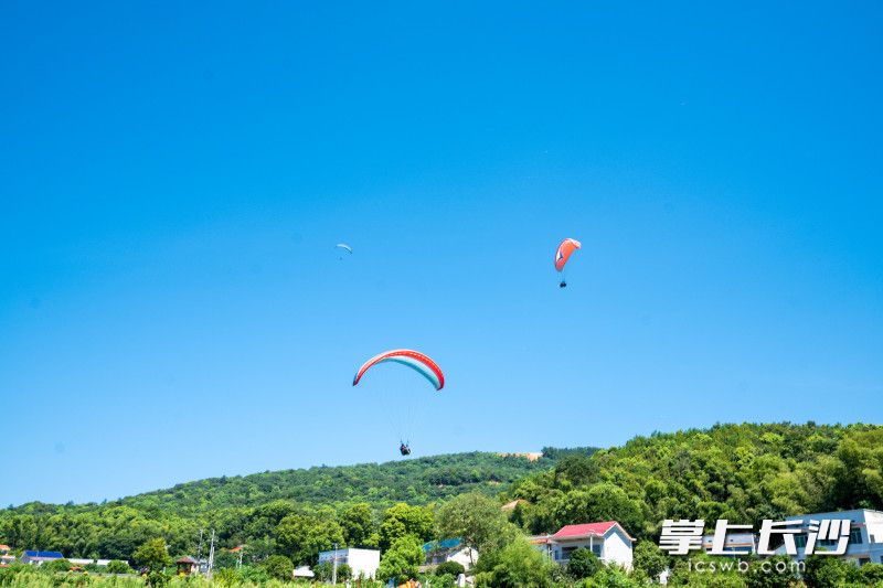 体验者乘着滑翔伞从长沙的莲花山上起飞，与风共舞。 长沙晚报全媒体记者 陈飞 摄