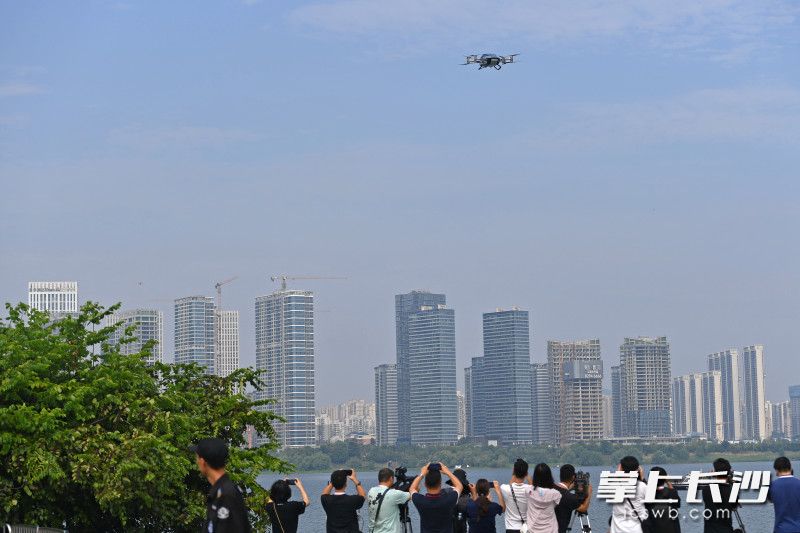 2023年8月26日，飞行汽车开展从长沙河西的湘江基金小镇到长沙河东的三馆一厅的首次跨江飞行演示。 长沙晚报全媒体记者 王志伟 邹麟 摄