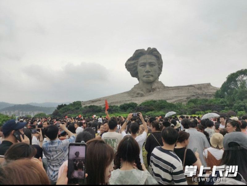 因受湘江水位上涨影响，橘子洲景区按防汛工作要求，于6月20日起开放时间调整为7:00-18:00。  长沙晚报全媒体记者贺文兵摄