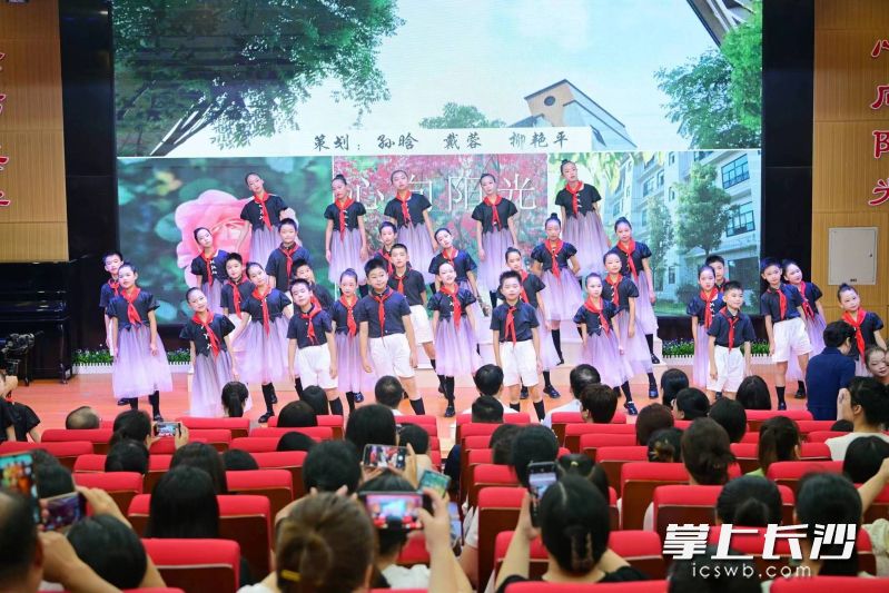 育才东屯小学合唱团演唱《心向阳光》。