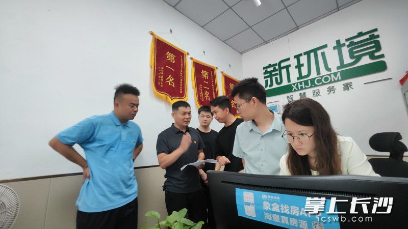 6月19日，执法人员现场检查门店工作人员提供的材料，并对违规问题提出整改要求。 长沙晚报全媒体记者 孙占锋 摄