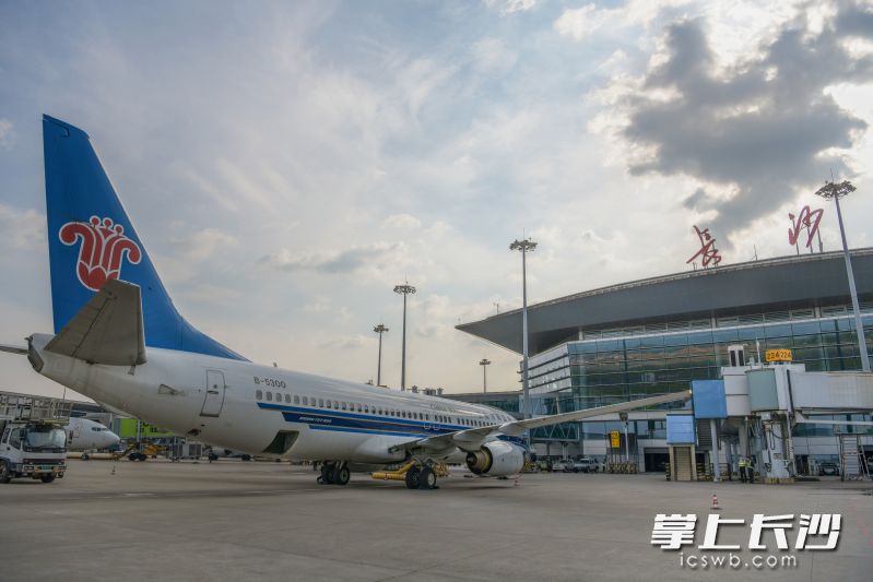 南方航空的飞机停在长沙黄花国际机场。 长沙晚报通讯员 曹弋远 摄