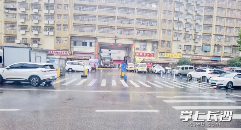 冒雨逛毛家桥市场，不必担心淌水“湿身”。  长沙晚报通讯员 史静波 供图